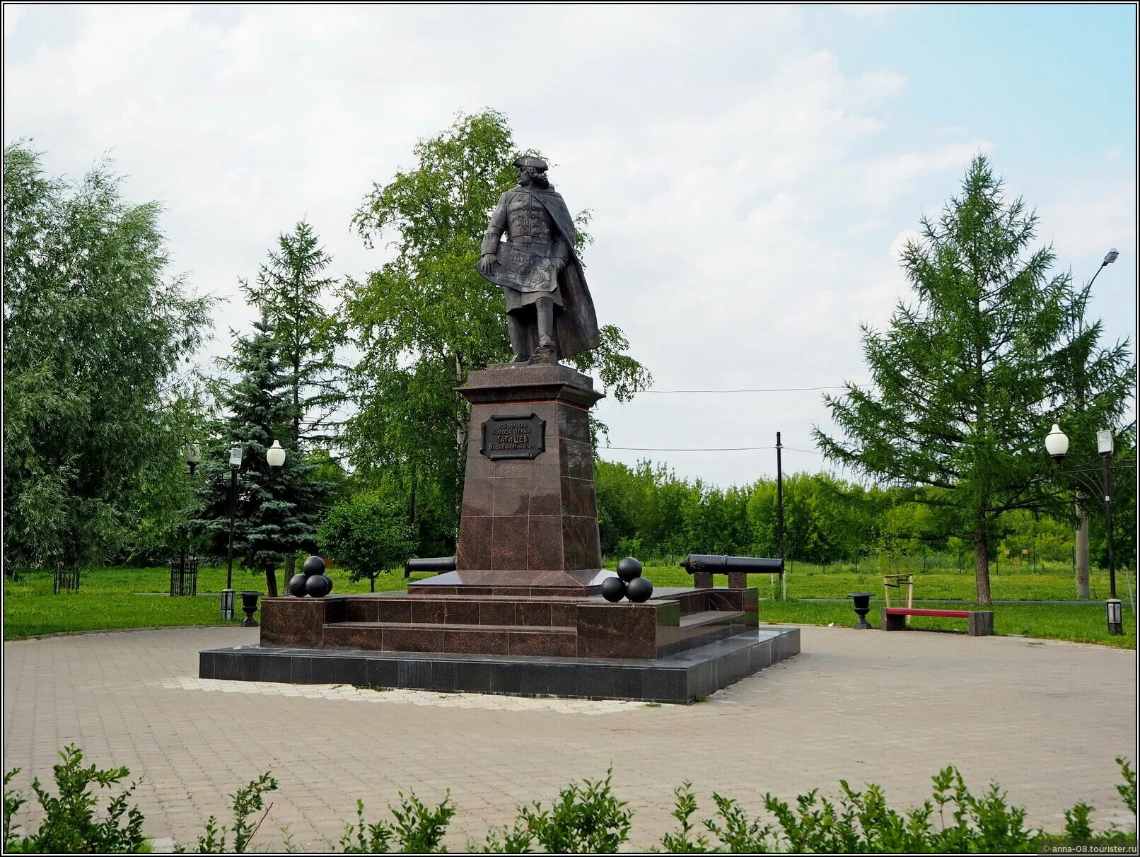 Татищев какой памятник. Памятник Татищеву Пермь. Сквер Татищева Пермь. Памятник Татищева Пермь.