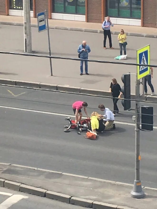 Чуть не попал в аварию. Сбили женщину с ребенком на пешеходном переходе. Дети на пешеходном переходе ДТП. Пешеходный переход для детей. Сбила на пешеходе детей девушка пешеходе.