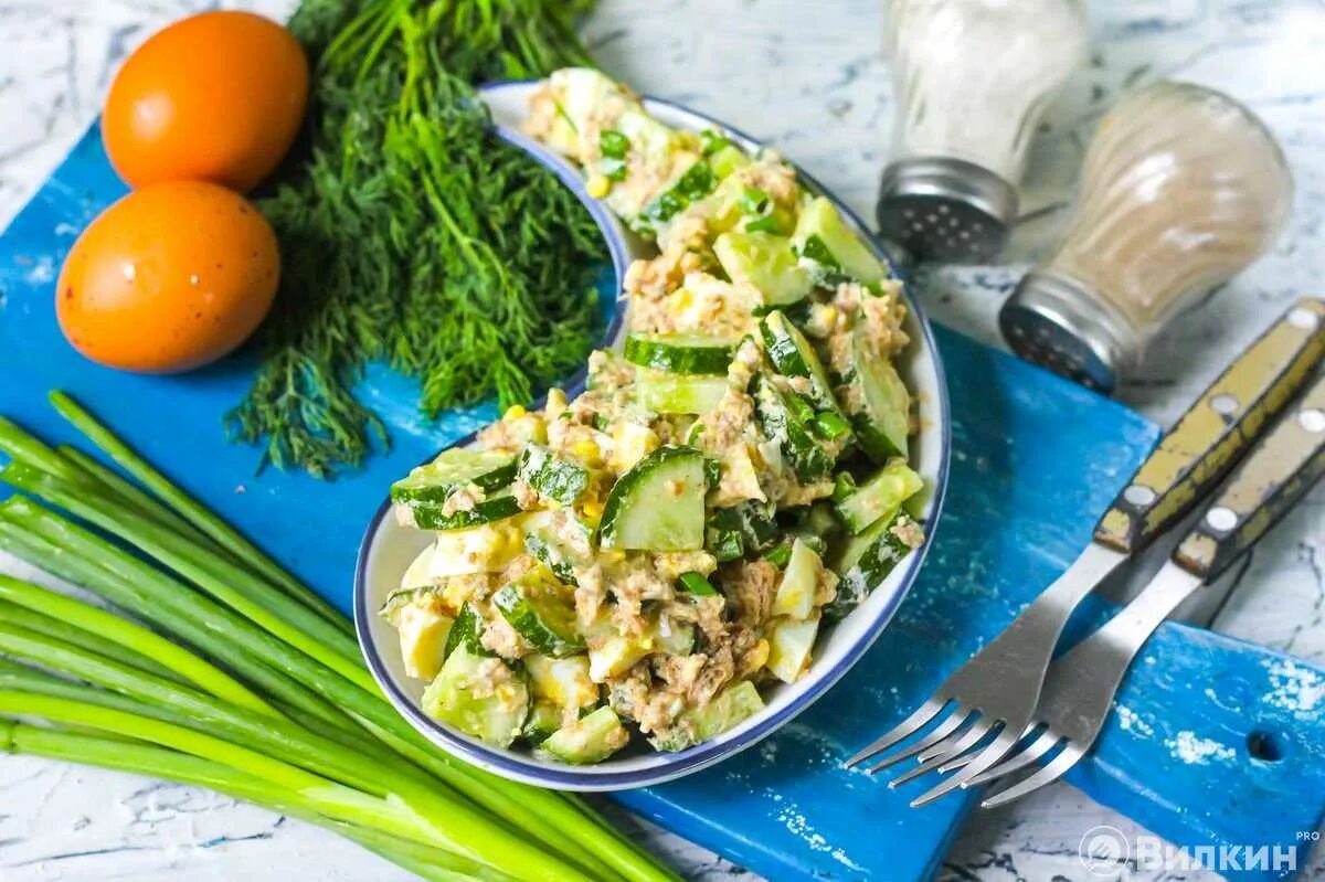 Салат с тунцом. Салат с тунцом консервированным и яйцом и огурцом. Салат из тунца с яйцом. Салат. Салат с тунцом горошком и яйцом.