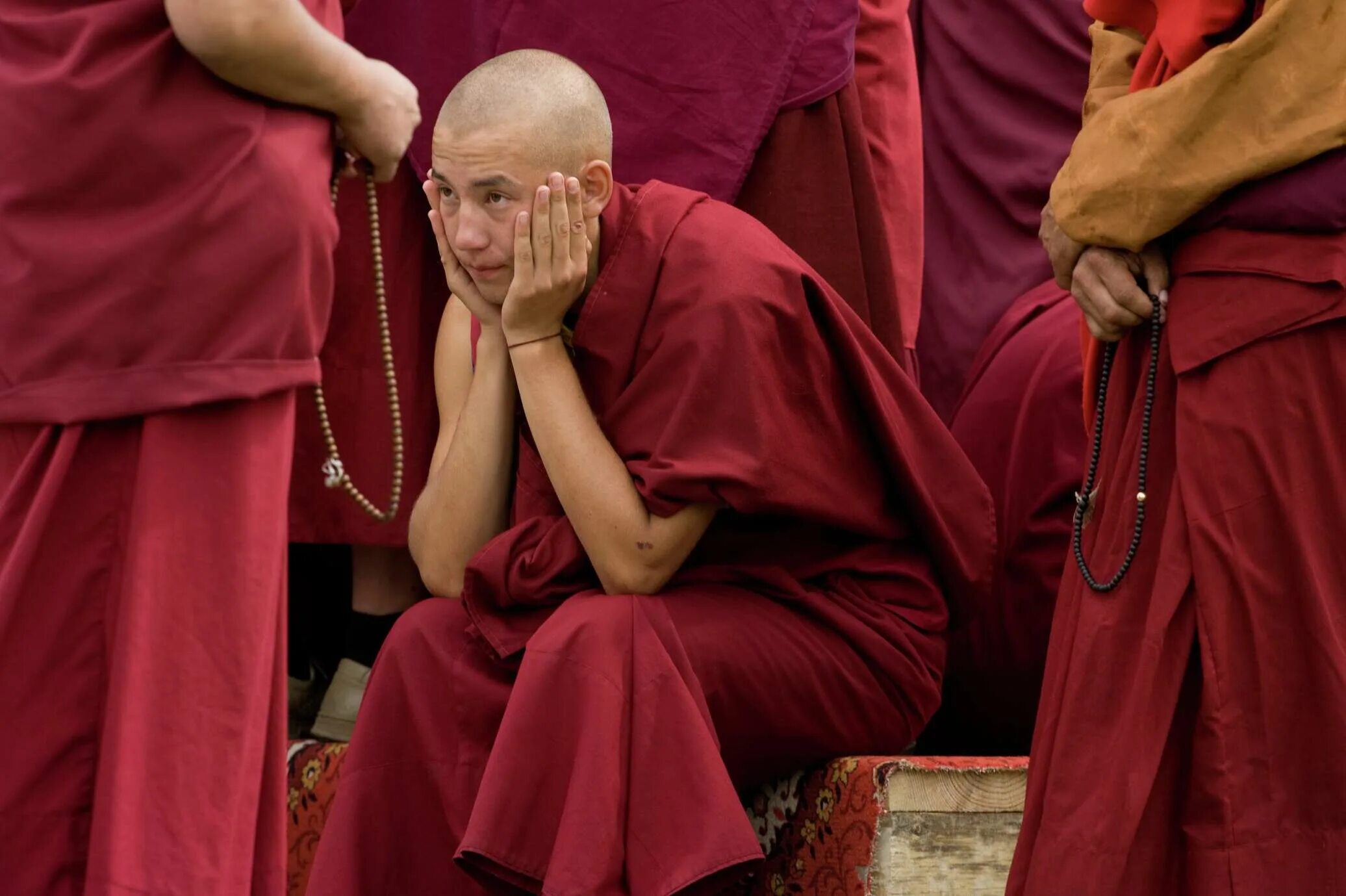 Почему индийские монахи делали посох многогранным. Буддистский монах Тибет. Монахи Махаяны. Буддизм монахи. Одежда буддийского монаха.