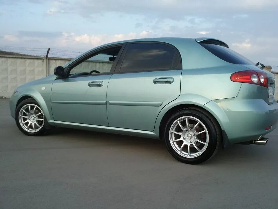 Лачетти хэтчбек колеса. Chevrolet Lacetti диски r16. Chevrolet Lacetti r16. Лачетти хэтчбек r15. Lacetti Chevrolet хэтчбек r16.