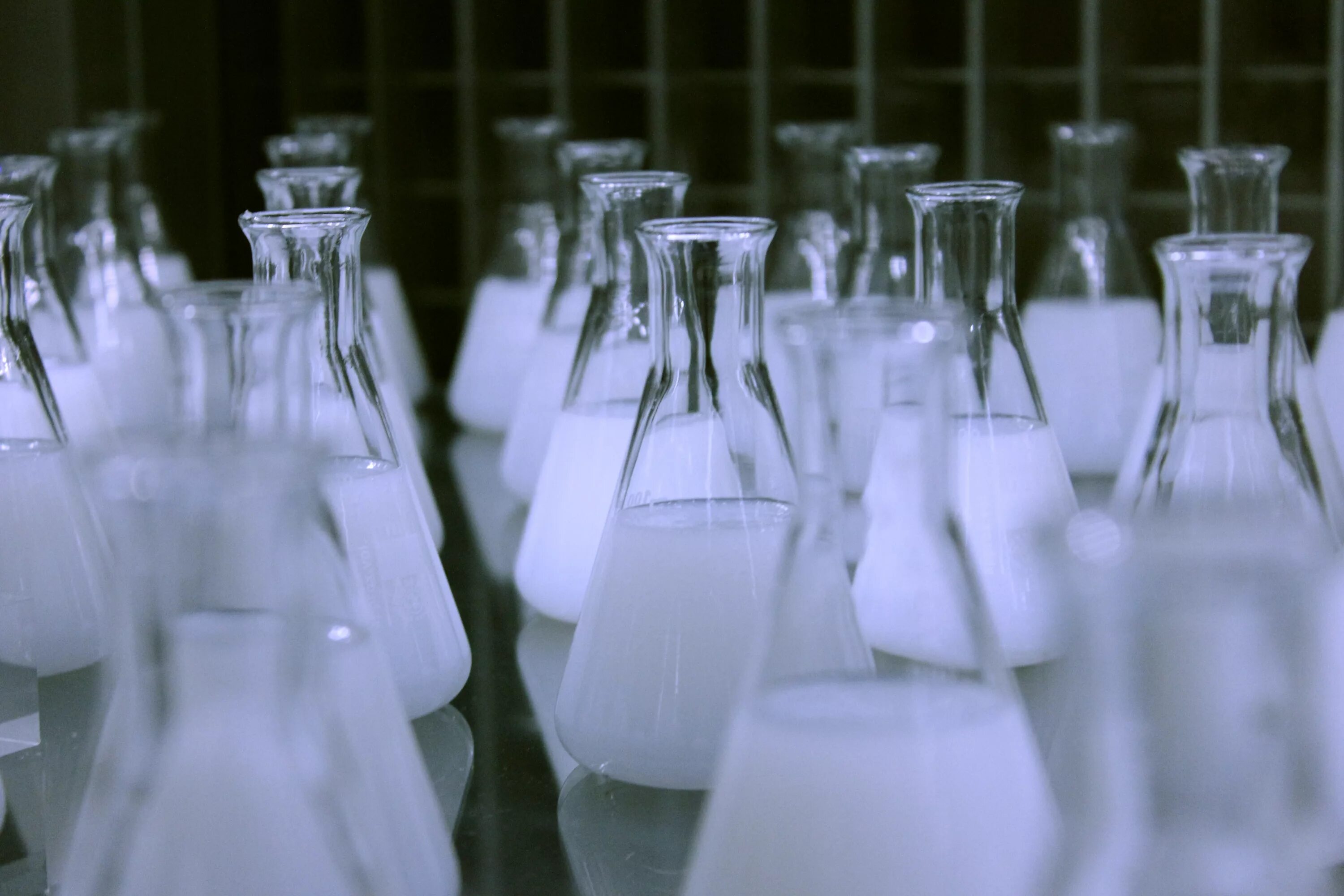 Химия биотехнологий. Колбы химические. Лаборатория колбы. Склянка в лаборатории. Белая биотехнология.