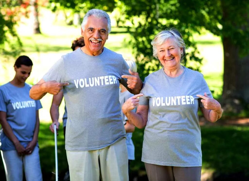 Волонтеры для пожилых. Пожилые люди с волонтёрами США. Волонтеры пенсионеры. Волонтеры и старики. Пожилые волонтеры.