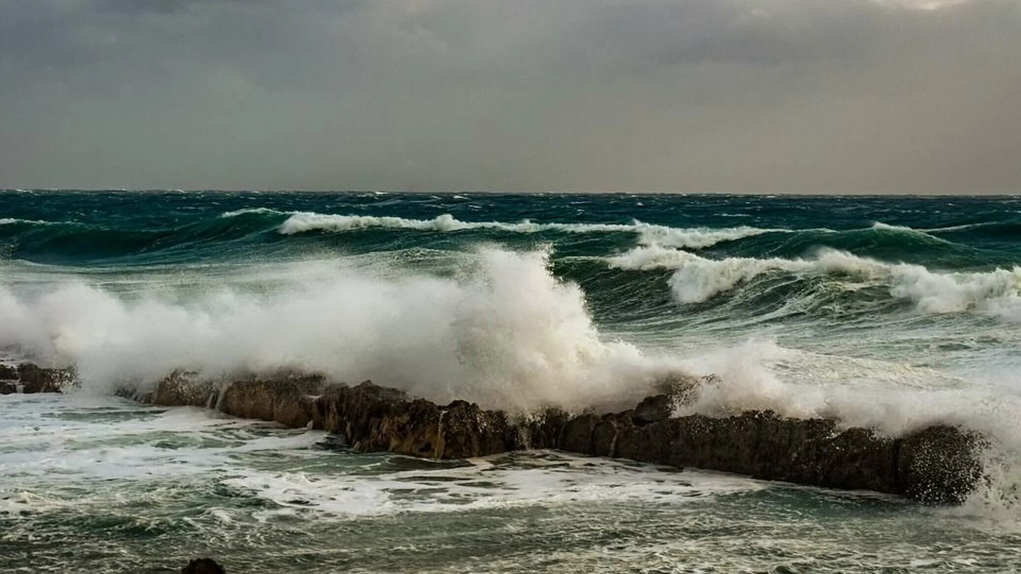 Про море шторм. Шторм на черном море в Сочи. Каспийское море шторм. «Шторм на черном море». Ацвазовский. Карское море шторм.