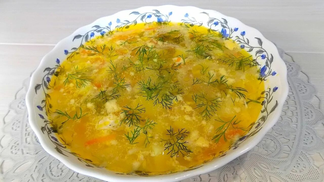 Вермишелевый суп с яйцом. Суп с яйцом и курицей и вермишелью. Куриный суп с вермишелью и яйцом. Суп с яйцом и курицей и вермишелью. Яичный суп с вермишелью.