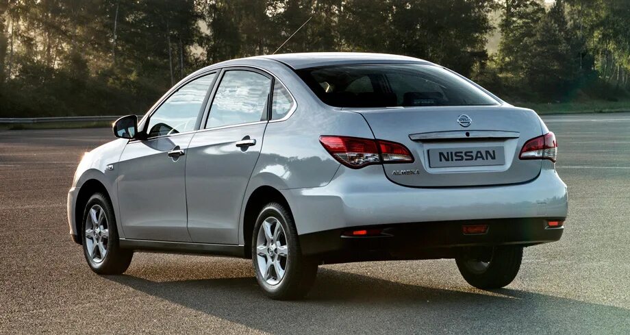 Nissan almera classic 1. Ниссан альмера 2014. Что лучше ниссан альмера. Что лучше ниссан альмера. Volkswagen polo, nissan almera трансфер.