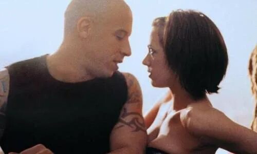 Азия Ардженто В Коротком Платье – Три Икса (2002)
