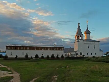 Монастырь между