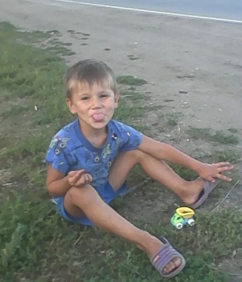 Мальчик летом. Дети на скамейке. Нет ему 8 лет. Нет ему 8 лет. Алиса теплякова семья.