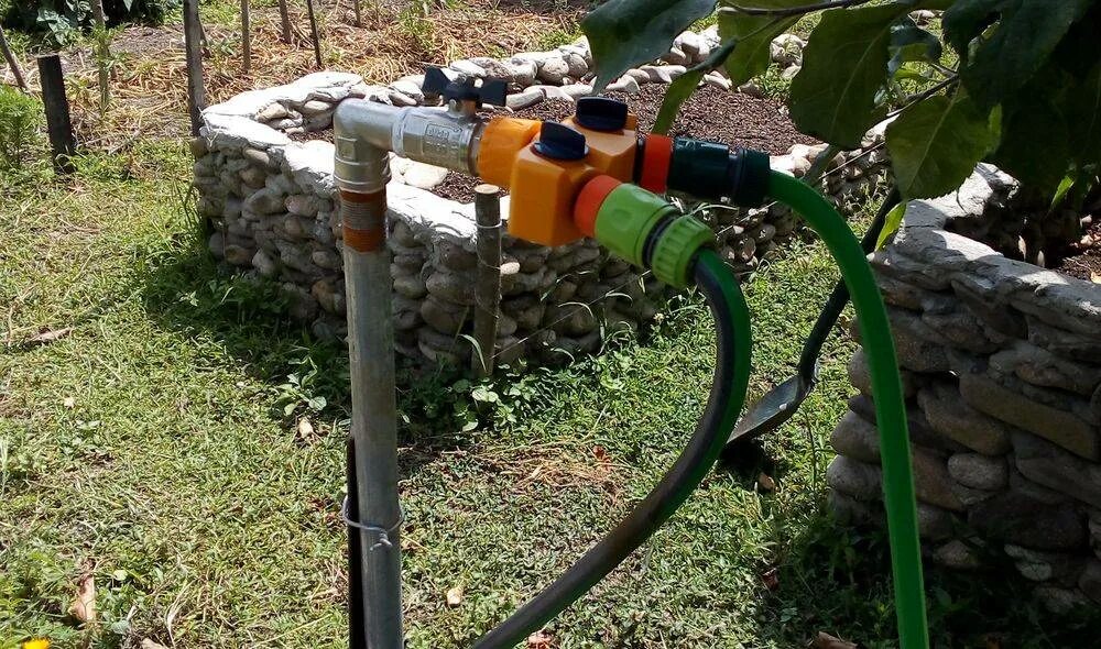 Можно поливать водой из скважины. Дачный водопровод ДВК-25. Летний водопровод на даче. Водопровод для полива на даче. Водопровод из колодца для полива огорода.