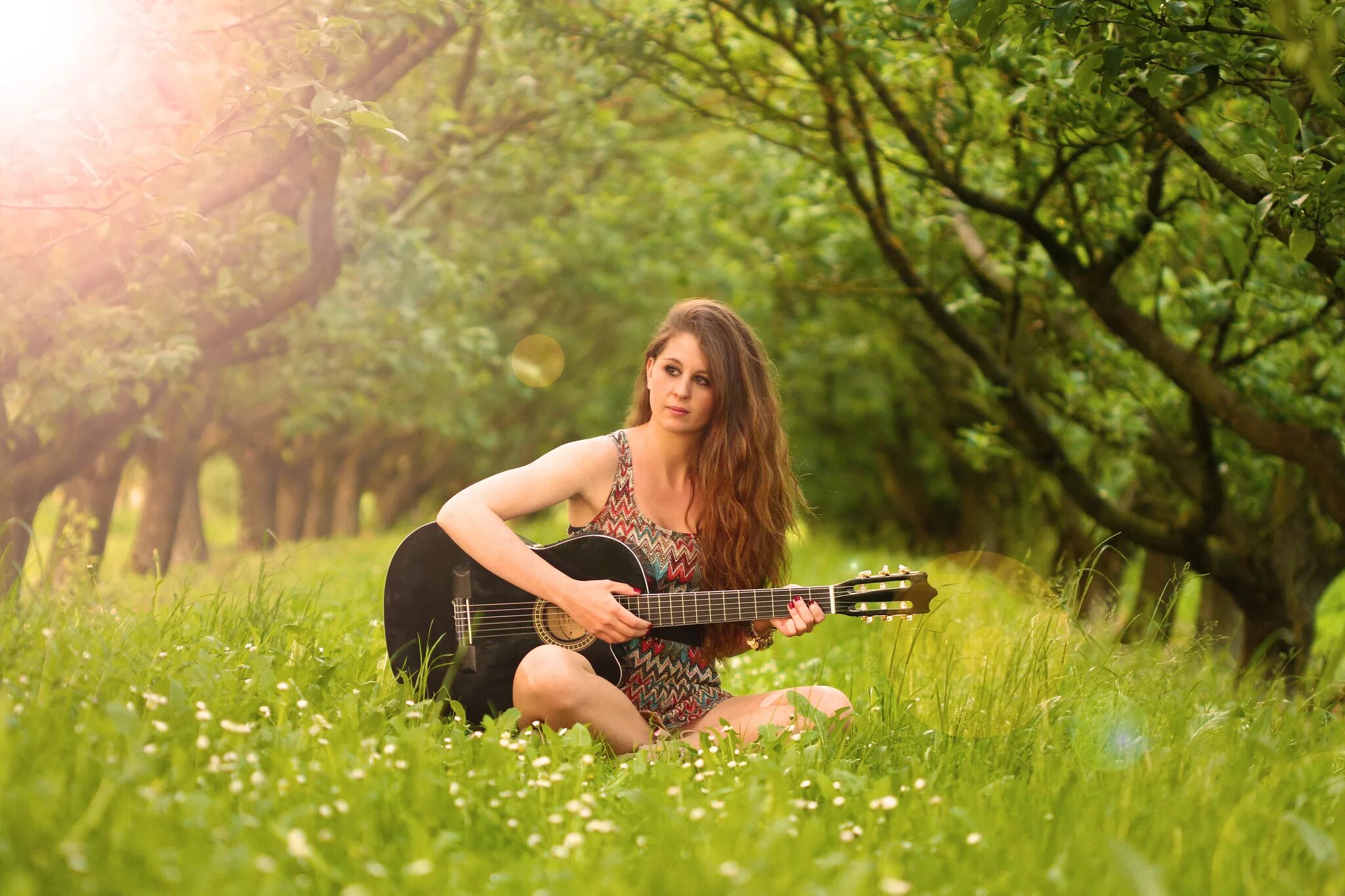 Слушать песню за летом зима. Девушка с гитарой на природе. Фотосессия с гитарой на природе. Девушка с электрогитарой.