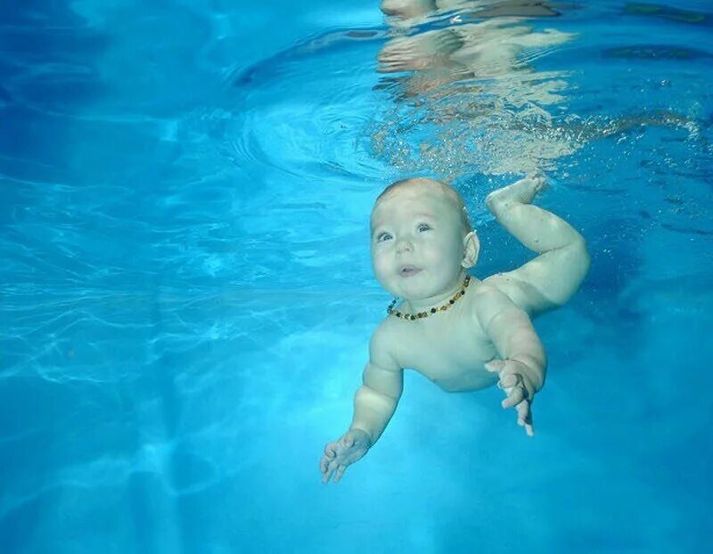 Случайно сделали ребенка. Ныряние грудничков. Дети плавают. Ребенок под водой. Малыш купается.