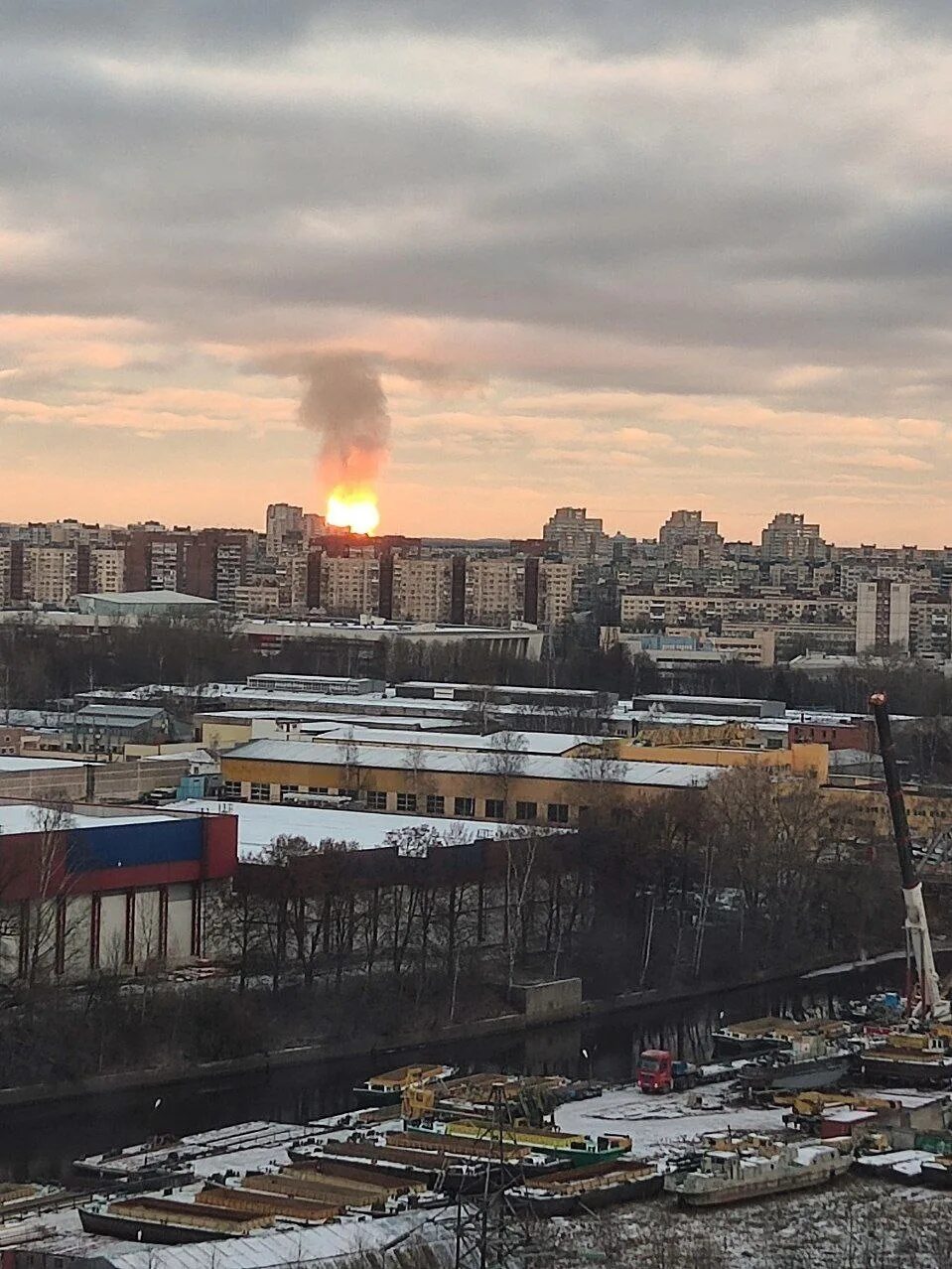 Звуки взрывов в спб. Взрыв газопровода 19 ноября СПБ. Пожар в Санкт-Петербурге Красногвардейский район. Пожар в Красногвардейском районе сейчас СПБ. Пожар в Красногвардейском районе Петербурга.