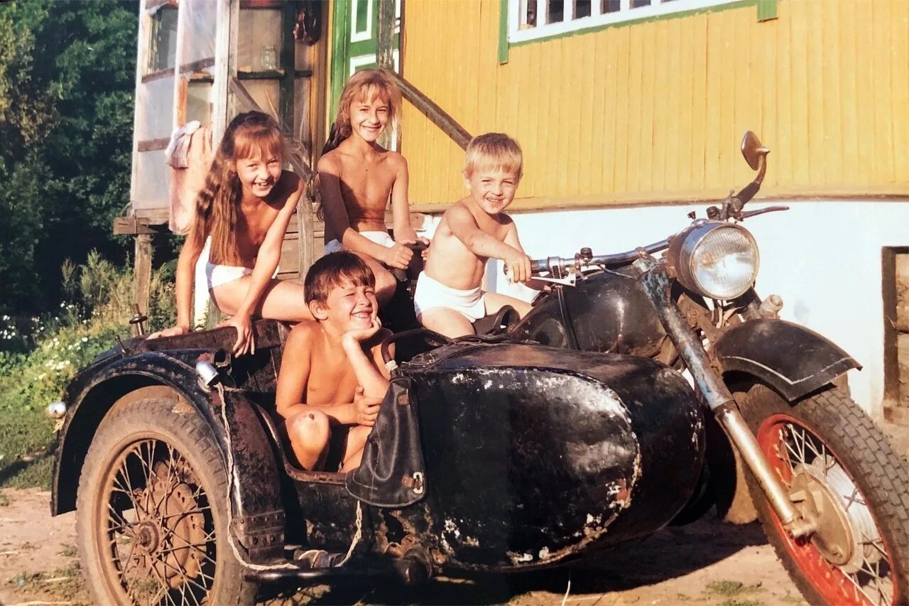 Детство в деревне 90е. Детство 90 в деревне. Советское детство в деревне. Деревенский мотоцикл.