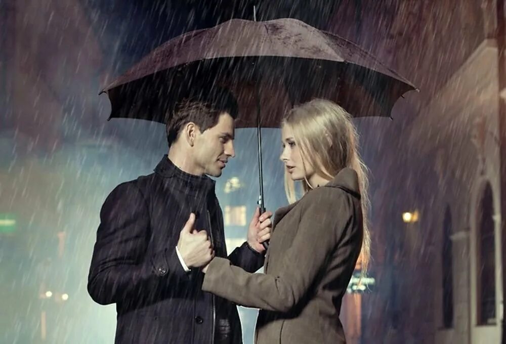 Я встретил двоих мужчин и двух. Мужчина и женщина под зонтом. Парень и девушка под зонтом. Двое под дождем. Под одним зонтом.