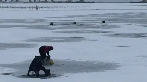Ледяная горка на берегу финского залива безумная