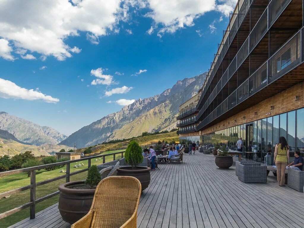 Гостиницы в грузии. Rooms Hotel Kazbegi Степанцминда, Грузия. Казбеги отель Rooms Hotel Kazbegi. Room Hotel Грузия Казбеги.