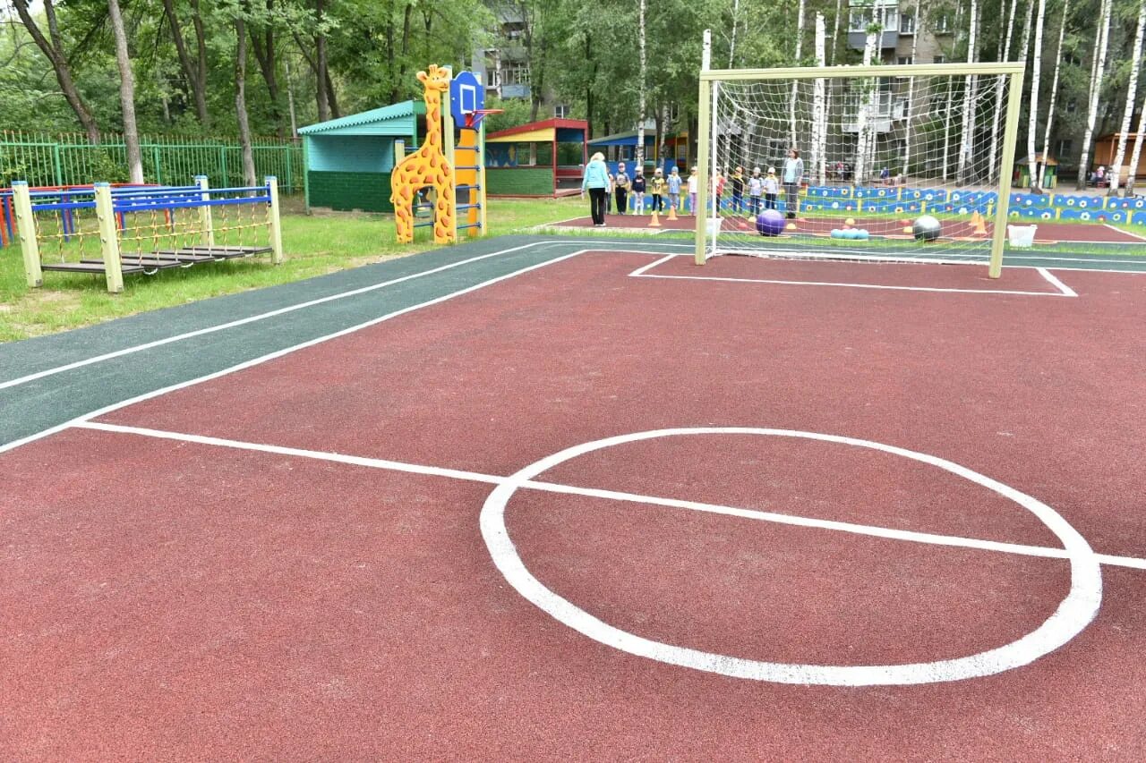 Спортивная площадка в саду. Физкультурная площадка в детском саду на улице. Romana 201. Спортивная площадка в саду. 00.