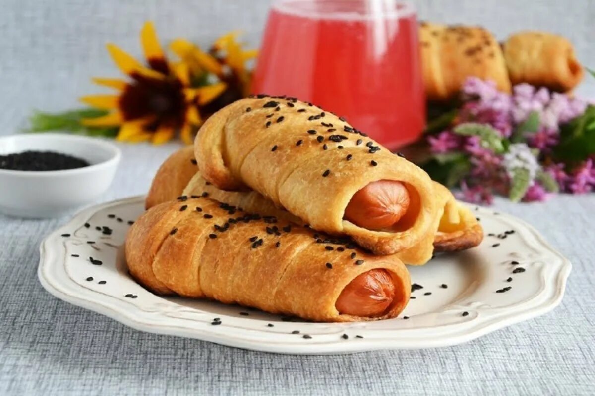 Вкусная сосиска в тесте рецепт в духовке. Сосиска в тесте. выпечка сосиска в тесте. слойка с сосиской. ,ekjxrf c cjcbcrj..