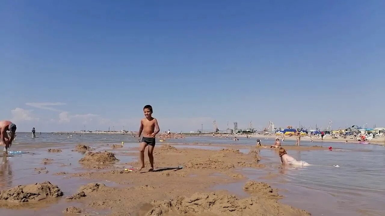 Ейск море в мазуте. Пляж меляки ейск. пляж песчаный меляки ейск. курорты азовского моря 2025 ейск. детский пляж меляки, ейск.