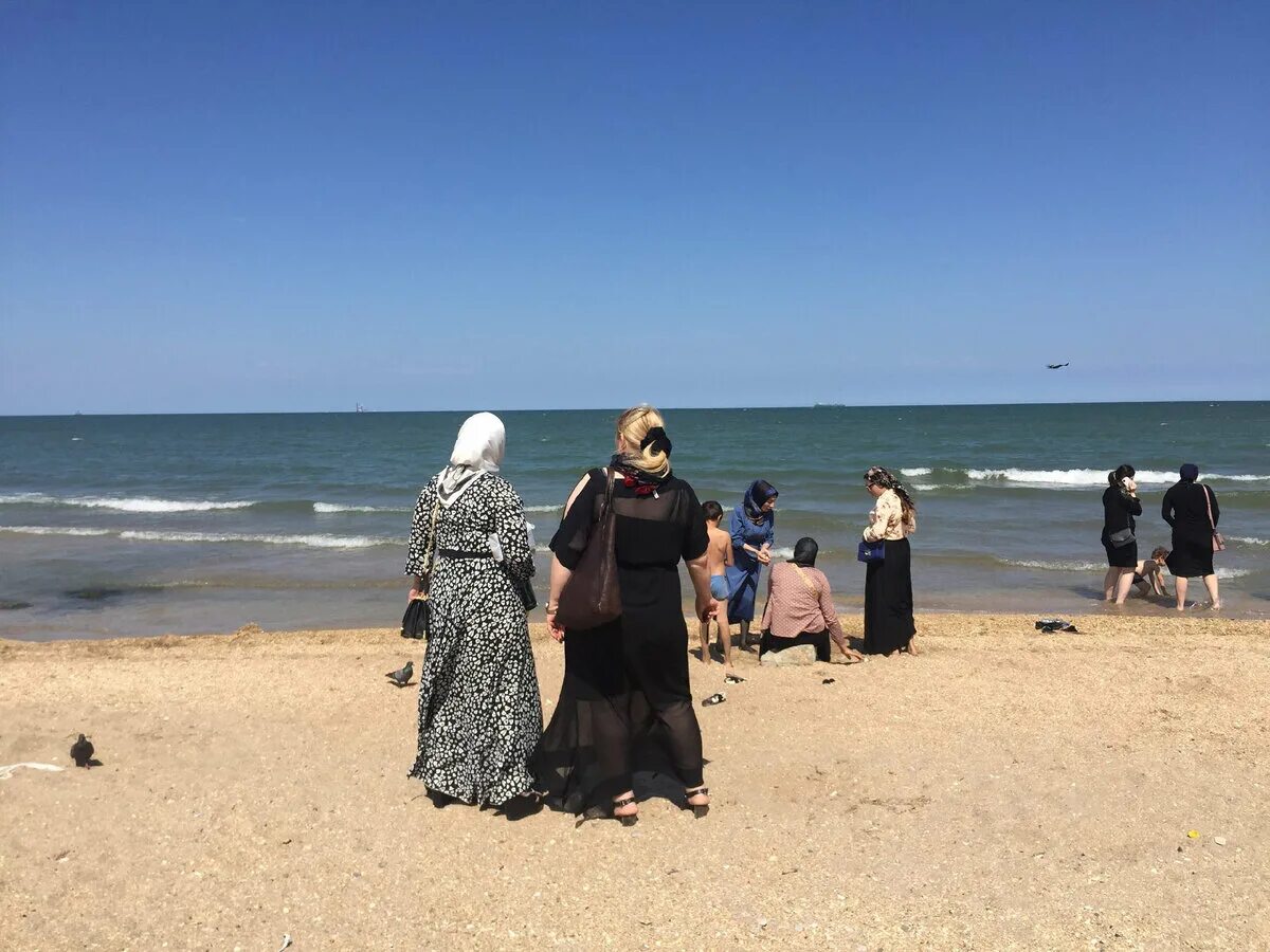 Тур в дагестан на каспийском море. Каспийское море Махачкала Джами. Каспийское море Каспийск санаторий Дагестан. Пляж Джами в Махачкале. Каспийское море Махачкала пляж.