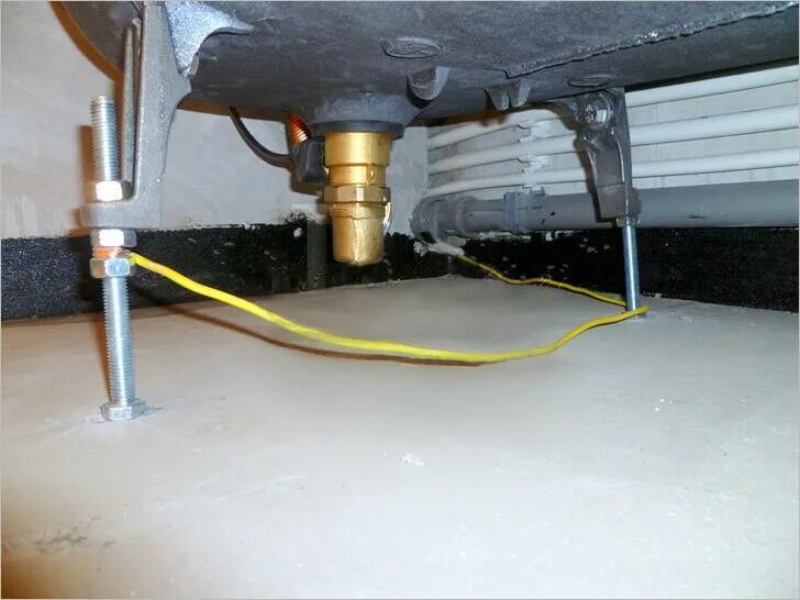 Заземление ванны. Заземление в новостройке в квартире. Провод заземления ванны. Как выглядит заземление в ванной комнате. Заземление ванны.