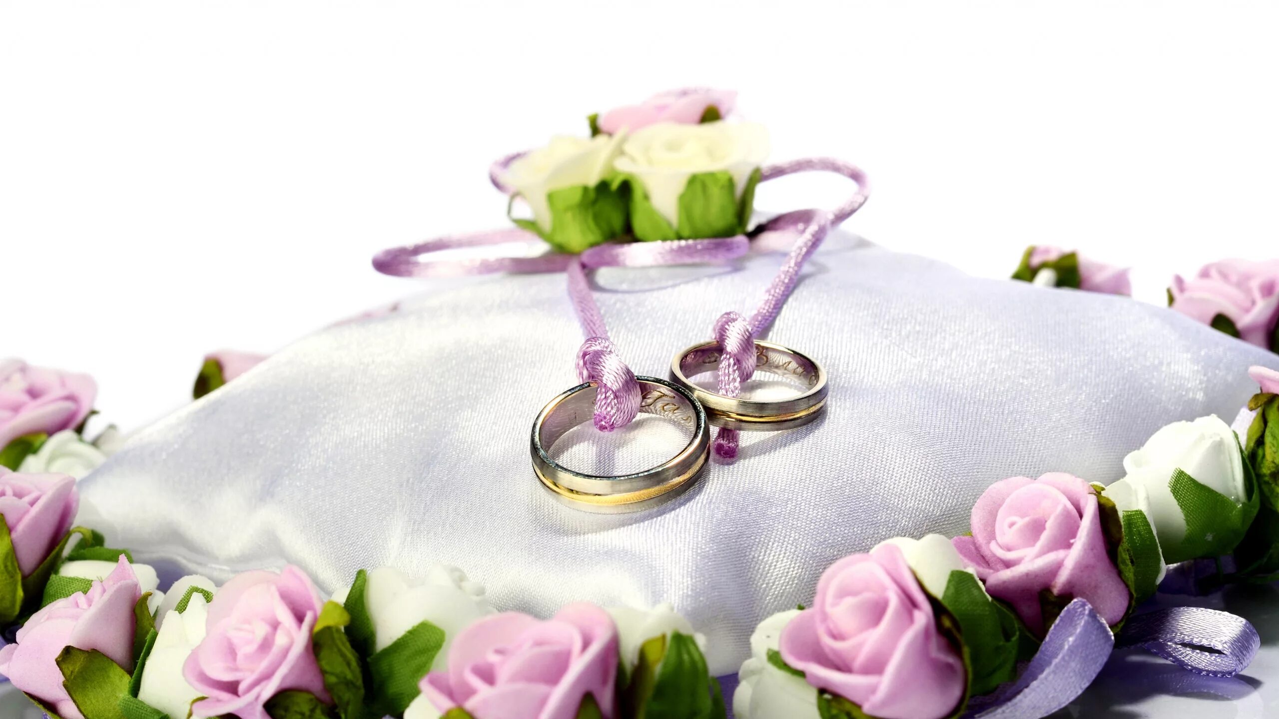 Свадебный фон. Свадебные кольца и цветы. Кольца на свадьбу. Свадебные кольца на цветах.