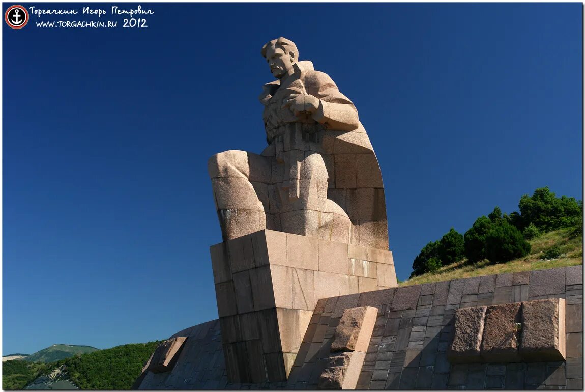 Новороссийск памятник морякам революции в новороссийске. Памятник неизвестному матросу новороссийск. Новороссийск мемориал морякам. Памятник неизвестному матросу г. Новороссийск памятник морякам.