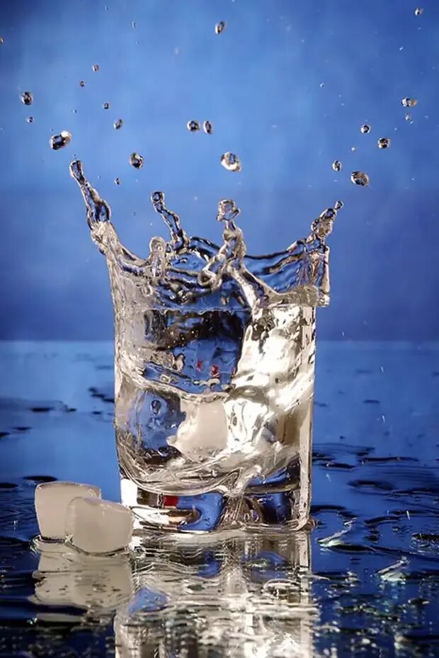 Переполнение жидкостью. Стакан воды. Бокалы для воды. Красивые стаканы для воды. Стакан воды красиво.