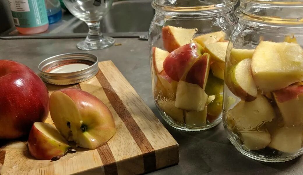 Сделать домашний уксус из яблок. Домашний яблочный уксус. Яблочный уксус домашнего приготовления. Блюда из яблок. Приготовление яблочного уксуса.