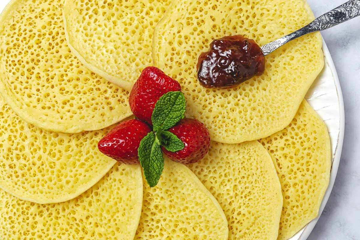 Марокканские пузырчатые блины. Багрир марокканские блины рецепт. Марокканский блины рецепт с фото. Марокко блины на дрожжах багрир. Багрир марокканские блины рецепт.