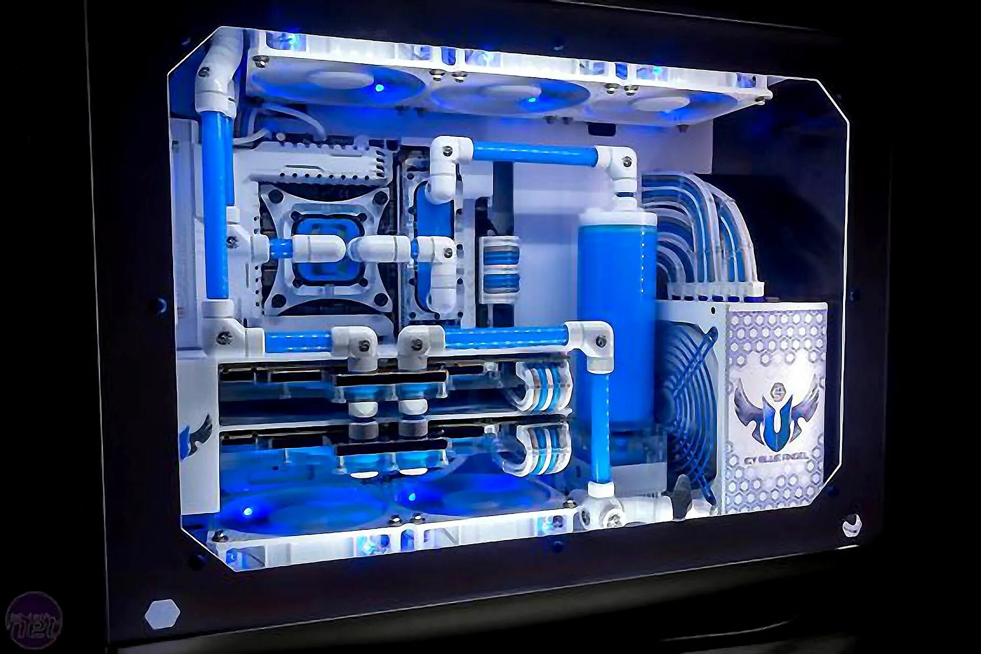 Организации помогающие сво. Corsair Custom Water Cooling. Corsair 1000d с водяным охлаждением. Водяное охлаждение Corsair белое. Сво ПК Deepcool lc520.