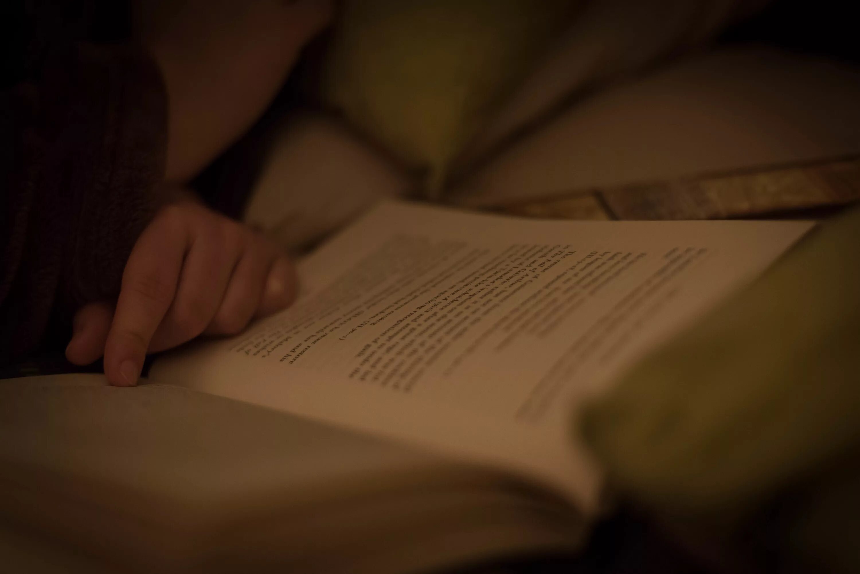 Книга ты я постель сейчас же. Чтение на ночь. Чтение Эстетика. Чтение в кровати. Чтение книг Эстетика.