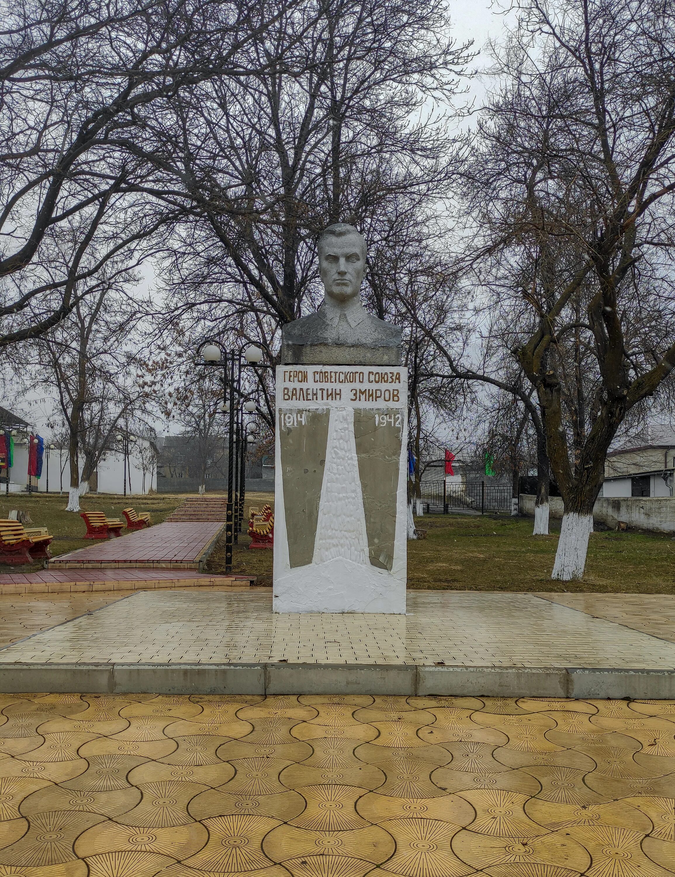 Парк Эмирова Ахты. Памятник Валентину Эмирову в селе Ахты.