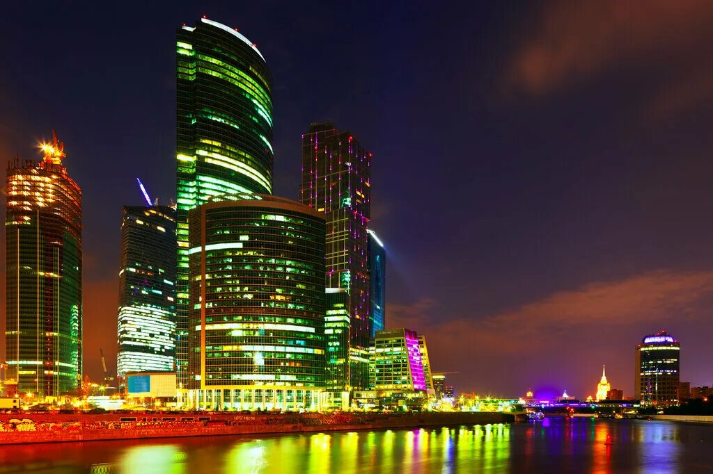 москоу - сити, небоскребы, река. москва экскурсии. раша дискавери туроператор. рекламное агентство москва коллектив. выставка недвижимости люди.