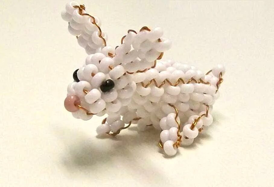 Как сделать зайца из бисера. Игрушка заяц из бусин. Заяц из бисера объемный. Зайчик из бисера. Зайчик из бисера объемный.