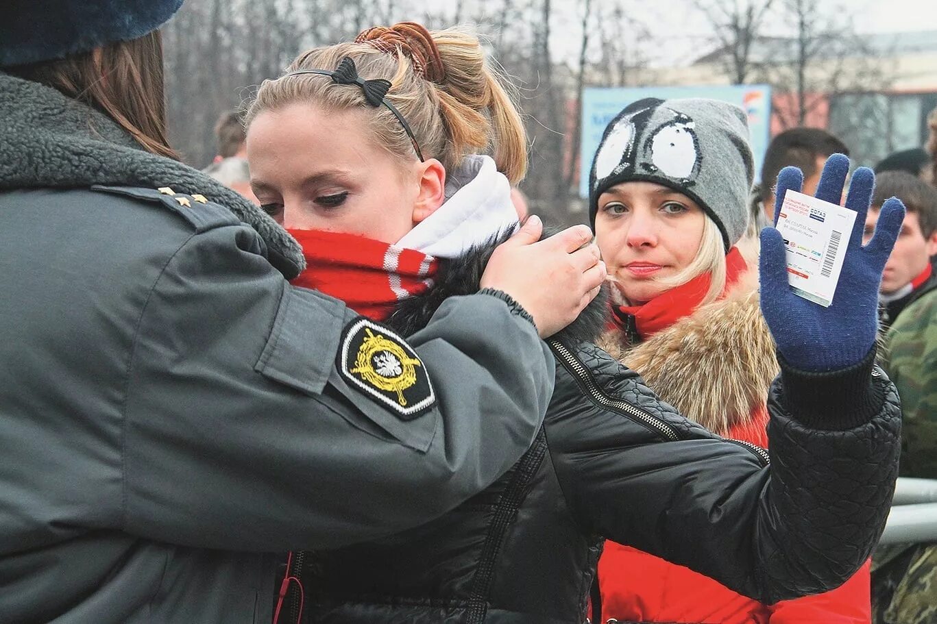 Досмотр девушки. Девушки Околофутбола. Футбольные хулиганы девушки. Девушки футбольные хулиганки. Досмотр на стадионе.