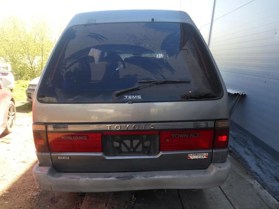 Задняя дверь Тойота Таун айс cr30. Тойота Таун айс 30 задняя дверь. 1994 Toyota Town Ace заднее стекло. Тойота тоунайс задняя дверь.