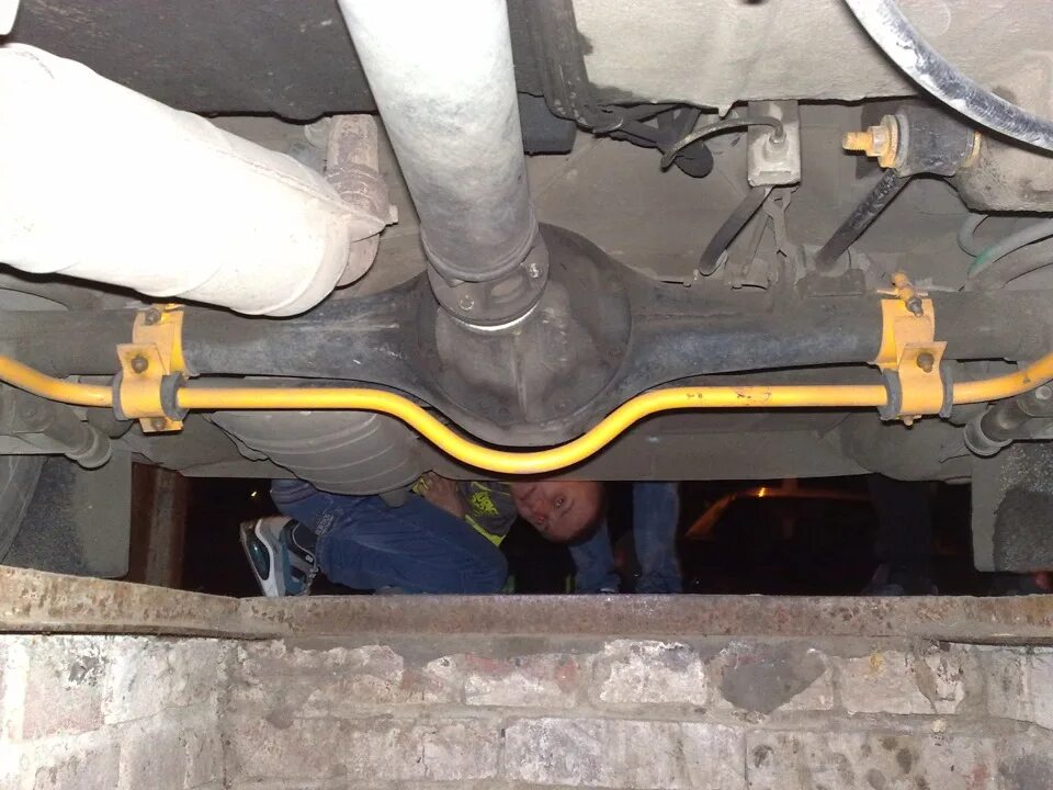 Стойки заднего стабилизатора ваз 2107. Стабилизатор задний ваз 2101 - 2107. Установка заднего стабилизатора ваз 2101. Как поставить задний стабилизатор. Как поставить задний стабилизатор.