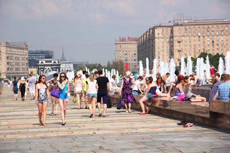Погода в городе можно. Люди летом в городе. люди в городе. жара в городе. лето жара улица люди.