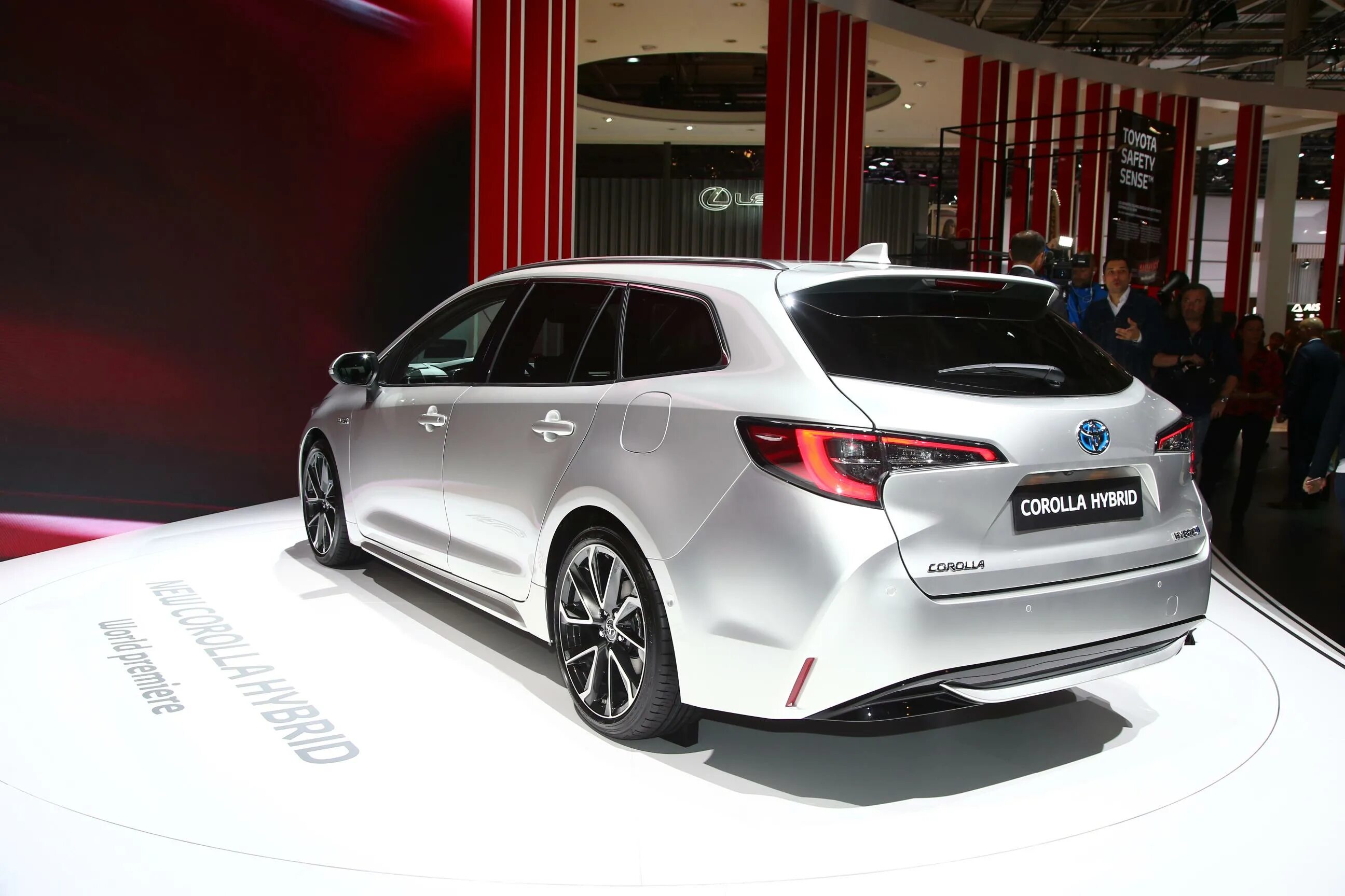 Toyota Corolla 2019 Hybrid. Тойота Королла гибрид 2019 универсал. Тойота Королла универсал гибрид 2020. Toyota Corolla Hybrid 2020 универсал.