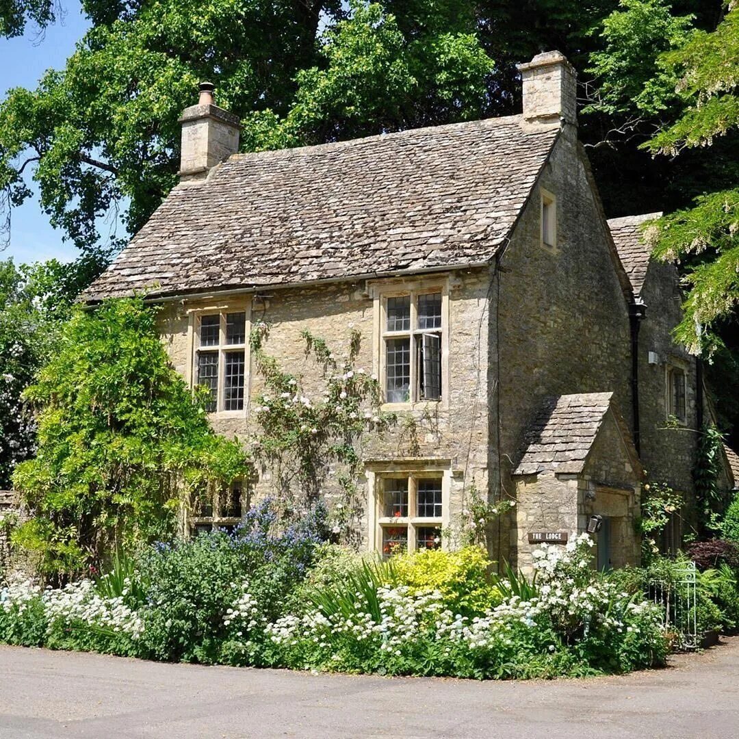 Английские домики с садом каменный Джейн Остен. Старинная английская деревня Тюдор. Котсуолдс Англия ферма. Графство Эссекс поместья.