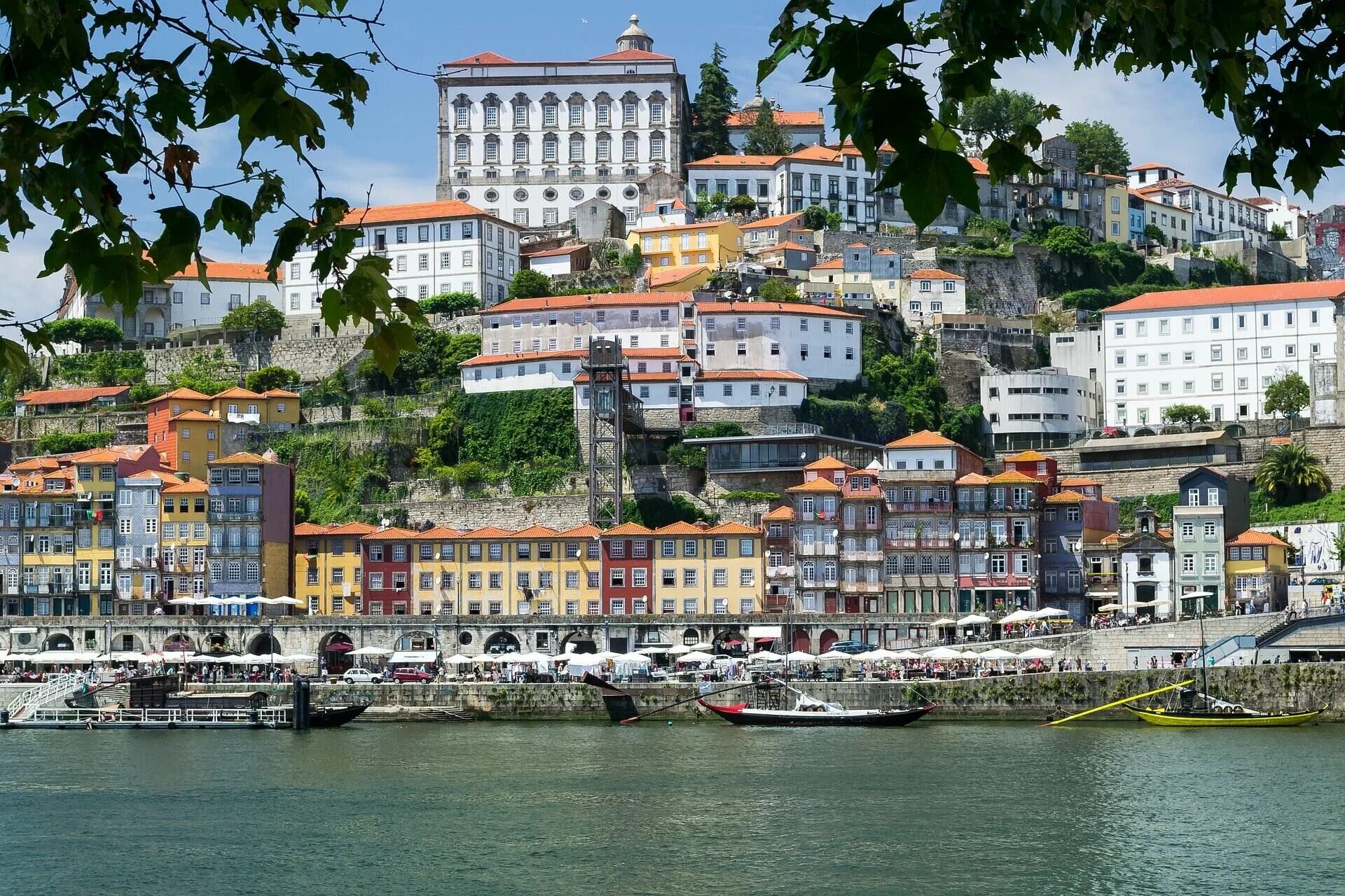 Португалия лиссабон порт. Вино ликерное оффли порто уайт 0. Vinho do porto white douro port. Португалия лиссабон. Порто португалия улицы.