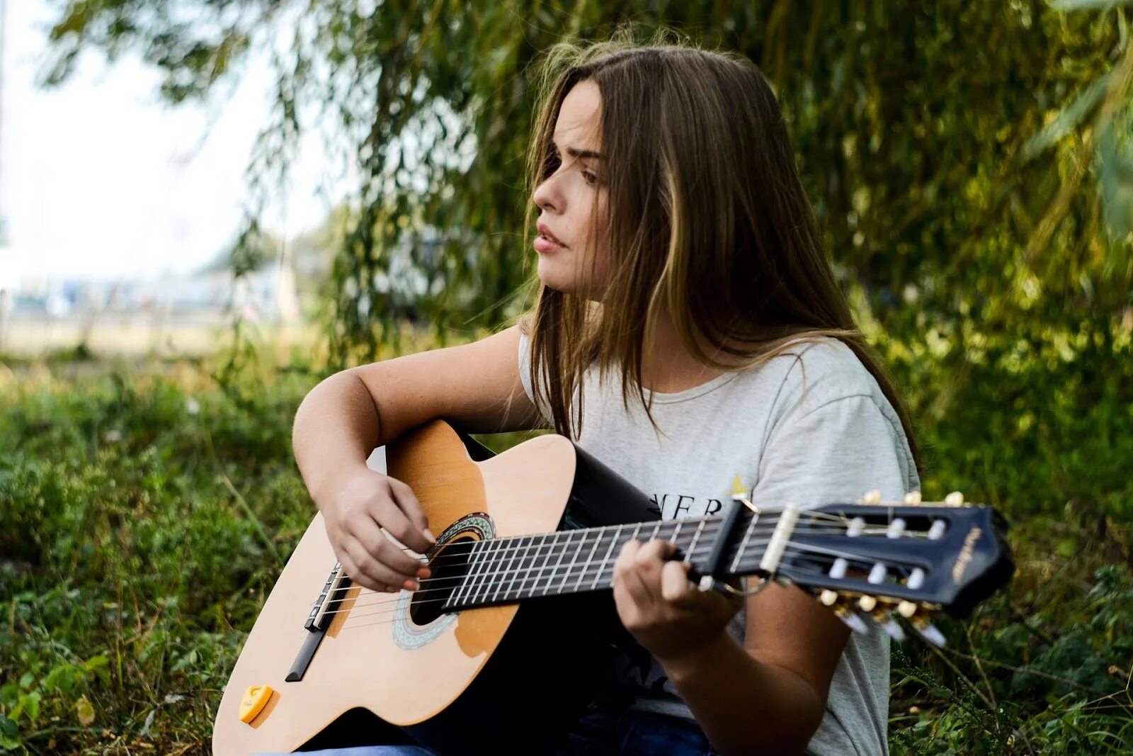 И снова одиноко поет девушка. Девушка с гитарой. Девушка с электрогитарой. Девочка с гитарой. Фотосессия с гитарой.