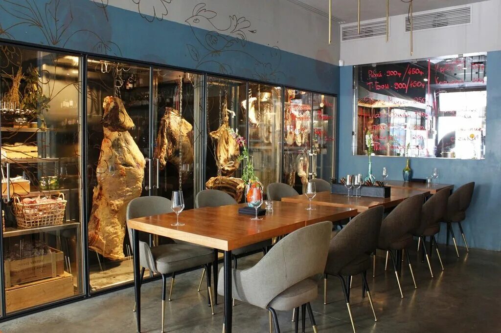 Кафе голодный макс. Max s beef. Интерьер ресторана в стиле модерн. , 4, москва, россия. Мясная лавка ресторан.