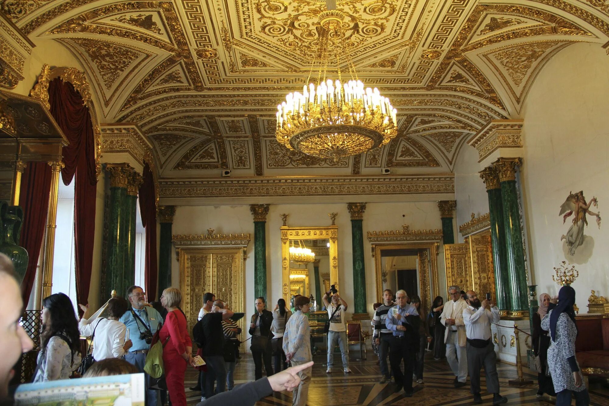 Малахитовая гостиная эрмитаж. Малахитовая комната в эрмитаже. Малахитовая комната в санкт петербурге в эрмитаже. Малахитовая гостиная зимнего дворца. Малахитовая гостиная зимнего дворца.