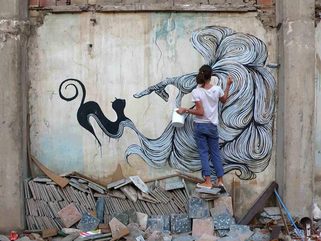 Разрисованный художником. Разрисованные стены на улице. Художник расписывает стену. Уличная живопись на стенах. Роспись уличных стен.