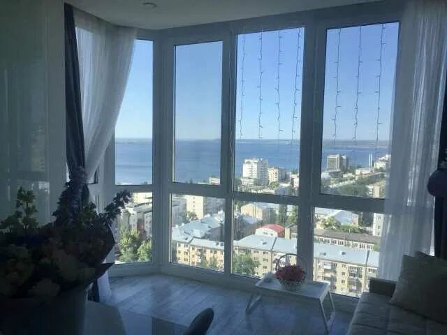 Самара квартира волга. Дом с видом на волгу. Квартира на сутки нижний новгород московский. Вид на волгу из окна квартиры. Мичурина 111 саратов.