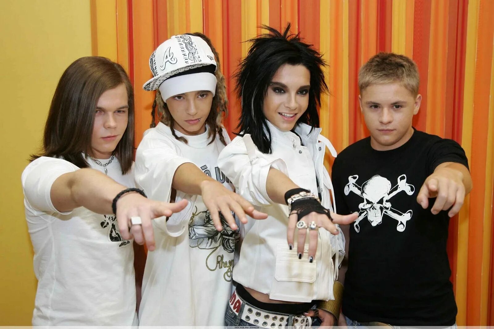 С группой 2 в конце. Tokio Hotel 2006. Токио хотел группа 2001. Группа Tokio Hotel 2001. Немецкая Молодежная группа Токио хотел.