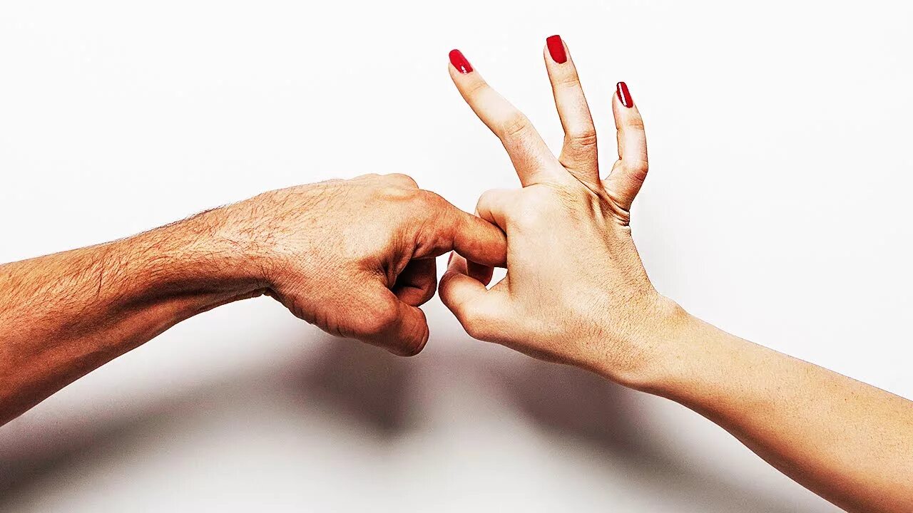 Женская рука. Женские пальцы. Женская ладонь. Мужские пальцы в женщине.